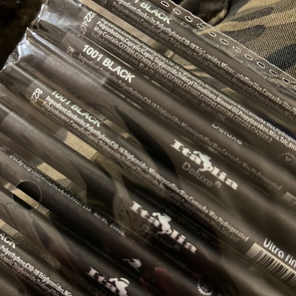 New UltraFine Eyeliner Black 1001 - Picture 3 of 3